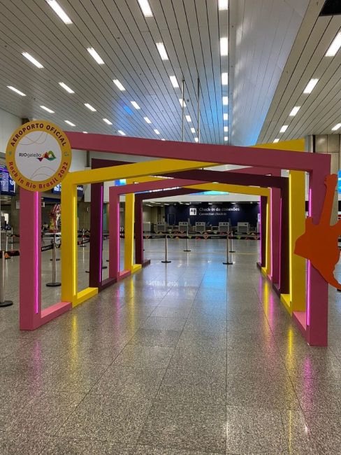 Portal cenográfico para o Rock in Rio no Aeroporto Rio Galeão, vista central
