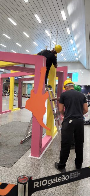 Equipe montando o portal cenográfico do Rock in Rio no Aeroporto Rio Galeão
