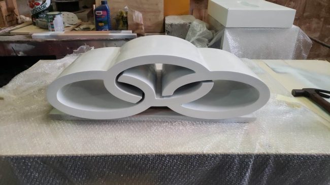 Escultura branca em forma de nuvem da cenografia Olympikus em produção