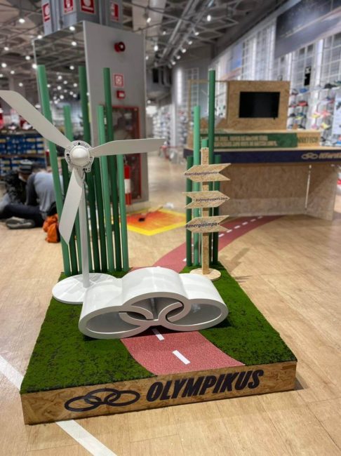 Cenografia Olympikus para ativação no ponto de venda, vista com hélice e escultura branca