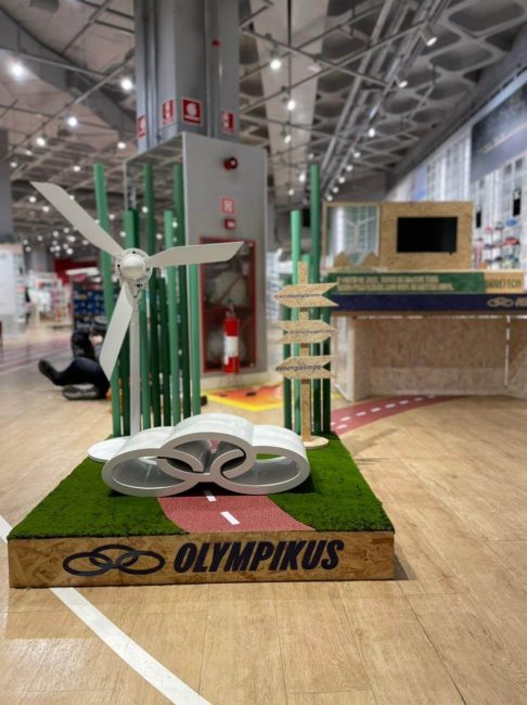 Cenografia Olympikus para ativação no ponto de venda instalada em loja, vista de frente com logo Olympikus