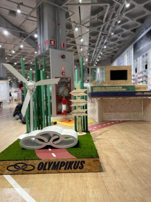 Cenografia Olympikus para ativação no ponto de venda instalada em loja, vista com hélice