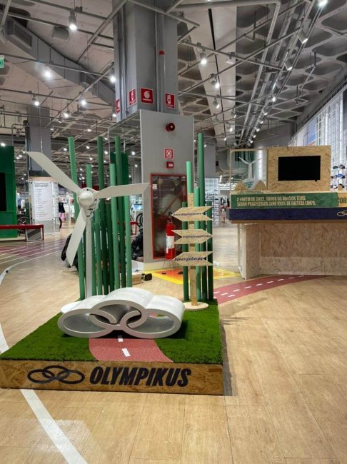 Cenografia Olympikus no ponto de venda, vista com pista e placas direcionais