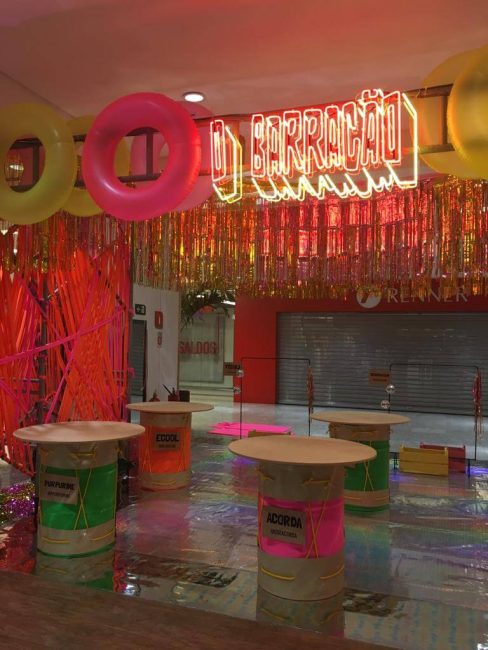 Cenografia para Shopping Tijuca: Carnaval no Barracão – Unpack Design