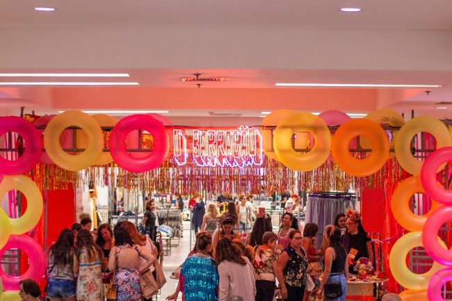 Cenografia para Shopping Tijuca: Carnaval no Barracão – Unpack Design, detalhe 5