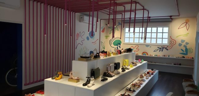 Loja pop-up Melissa Remake na Galeria 664, vista do expositor central com sapatos e parede ao fundo