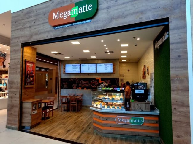 Fachada da loja Megamatte em shopping com letreiro e balcão de vidro