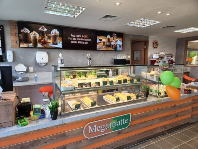Vitrine refrigerada de salgados e doces no balcão da Megamatte