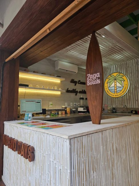 Balcão do bar Zaga Bowls, vista lateral com prancha de surfe decorativa