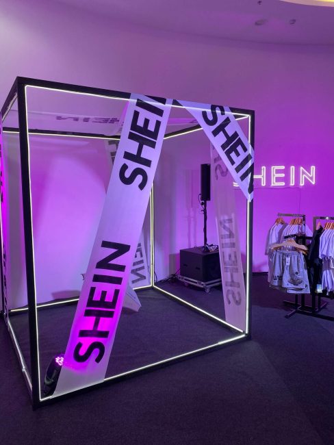 Cubo de fitas Shein visto de outro ângulo na pop-up de Curitiba