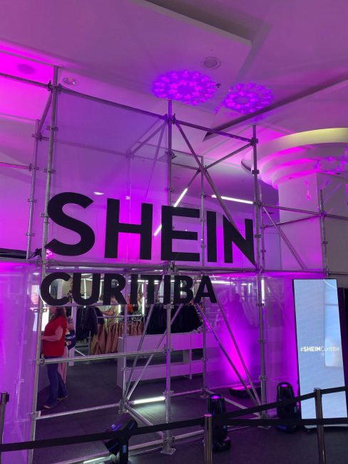 Letreiro SHEIN Curitiba em estrutura de vidro e metal iluminada