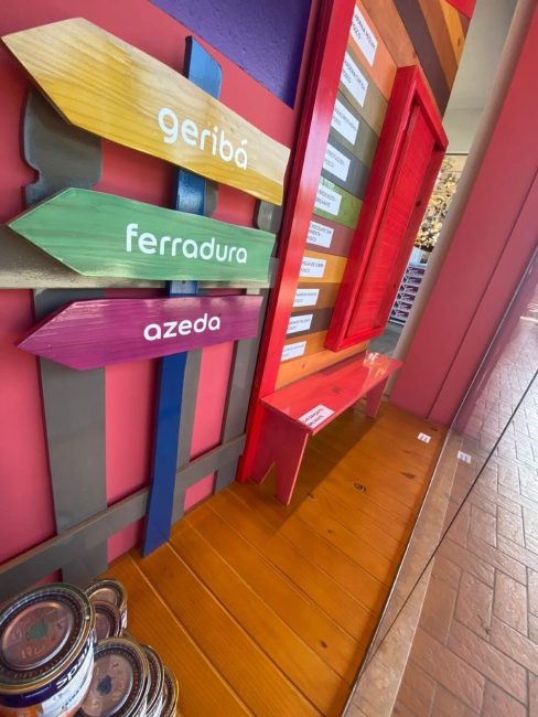 Projeto Vitrine para Coral: Loja Casa do Pedreiro em Búzios – Unpack Design, detalhe 8