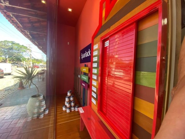 Projeto Vitrine para Coral: Loja Casa do Pedreiro em Búzios – Unpack Design, detalhe 1