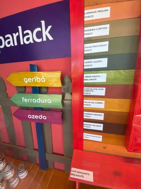 Projeto Vitrine para Coral: Loja Casa do Pedreiro em Búzios – Unpack Design, detalhe 3
