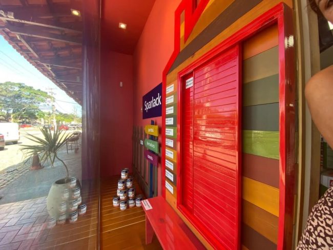 Projeto Vitrine para Coral: Loja Casa do Pedreiro em Búzios – Unpack Design, detalhe 4