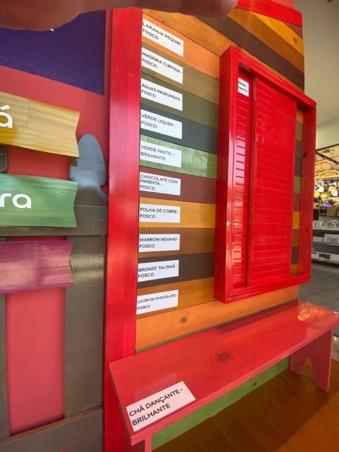 Projeto Vitrine para Coral: Loja Casa do Pedreiro em Búzios – Unpack Design, detalhe 5