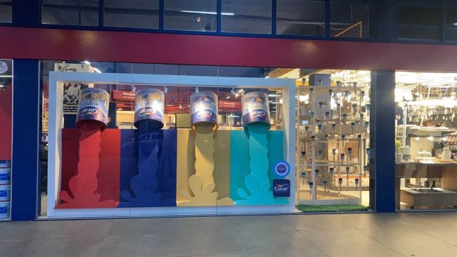 Vitrine Coral na loja Vilarejo em Cabo Frio, vista ampla com iluminação noturna