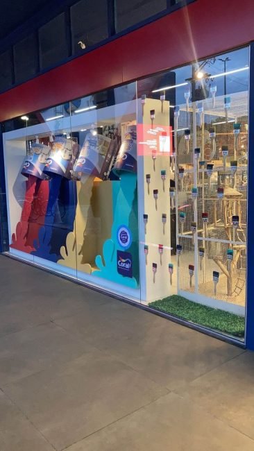 Vitrine Coral na loja Vilarejo em Cabo Frio, vista lateral da vitrine cenográfica