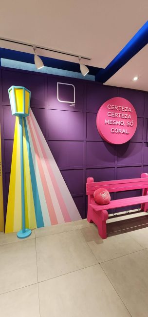 Poste de luz colorido e banco rosa da vitrine Coral Collab Barbie