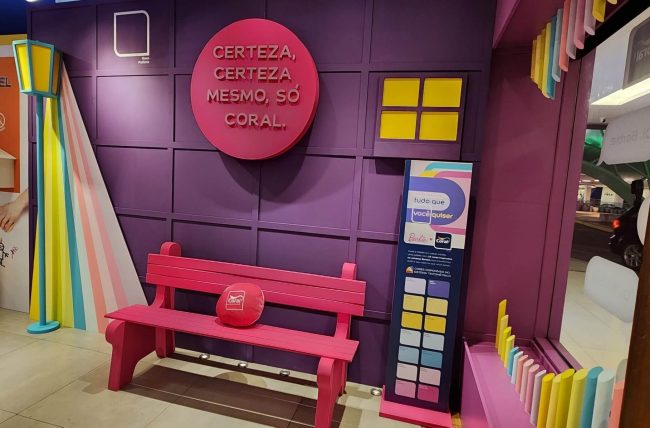 Vitrine Coral Collab Barbie: banco rosa com poste de luz colorido e cartela de cores