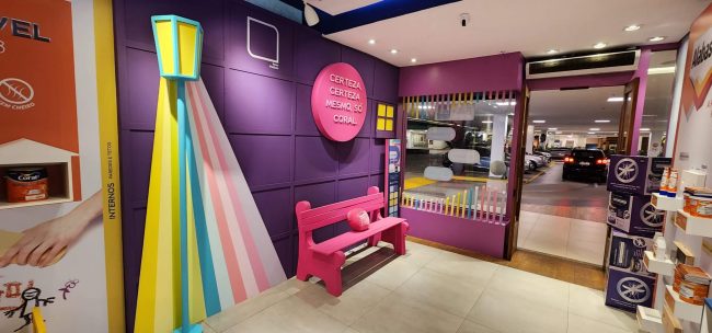 Entrada da loja Coral com vitrine Collab Barbie vista pelo corredor do shopping