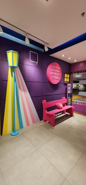 Vitrine Coral Collab Barbie, vista lateral do poste de luz com faixas coloridas
