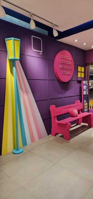 Vitrine Coral Collab Barbie, vista lateral do painel roxo e do banco rosa