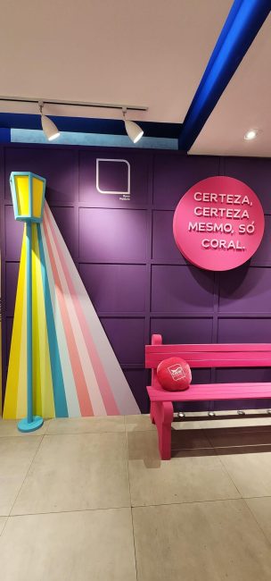 Vitrine Coral Collab Barbie: banco rosa, poste de luz e letreiro redondo