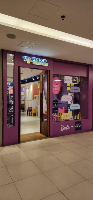 Fachada da loja Coral com vitrine Collab Barbie no shopping