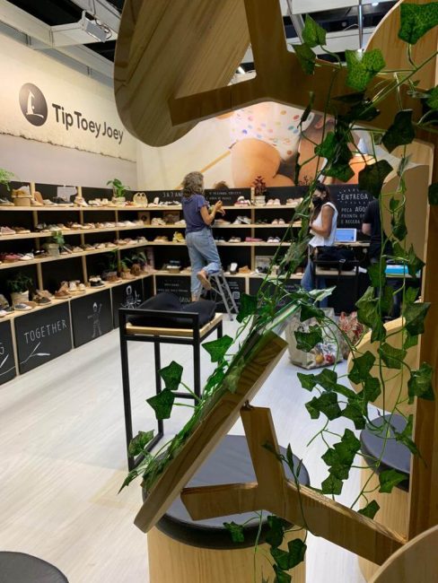 Stand Tip Toey Joey na Feira Ópera, vista do stand montado com prateleiras e plantas