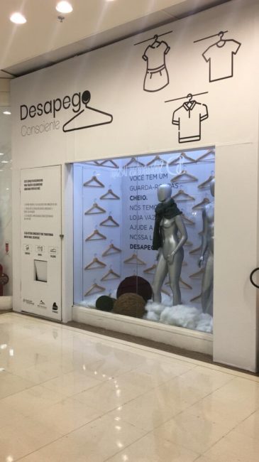 Vitrine para Botafogo Praia Shopping: Campanha do Agasalho – Unpack Design, detalhe 1