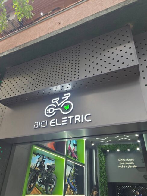 Bici Eletric, loja nos Jardins – logo iluminado na fachada