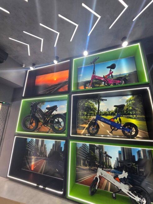 Bici Eletric, loja nos Jardins – parede com mosaico de fotos das bikes