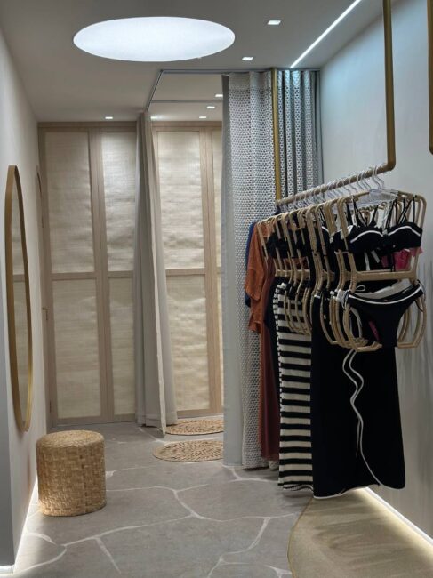 Projeto de loja de moda praia By Beach House na Galeria Santa Clara 33 – Interior com araras