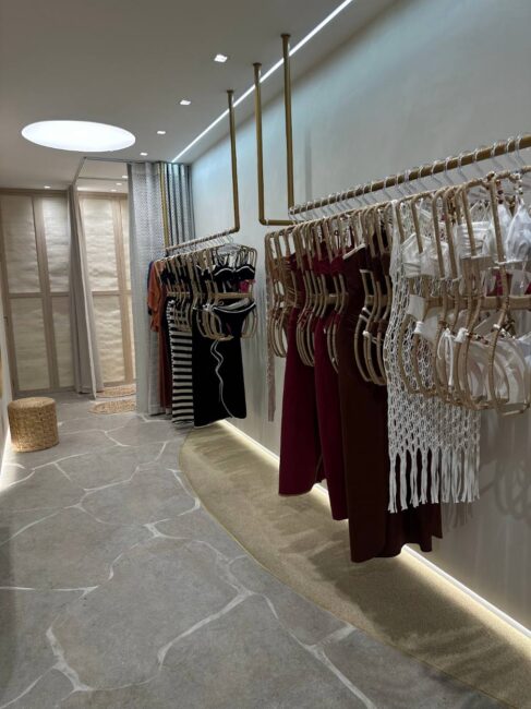 Projeto de loja de moda praia By Beach House na Galeria Santa Clara 33 – Corredor da loja