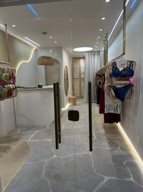 Projeto de loja de moda praia By Beach House na Galeria Santa Clara 33 – Entrada da loja