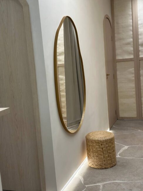 Projeto de loja de moda praia By Beach House na Galeria Santa Clara 33 – Espelho orgânico e iluminação