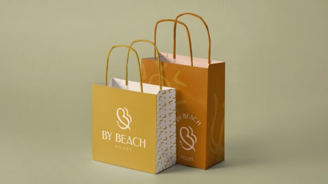 Manual de identidade visual da By Beach House, aplicação da marca em sacolas, por Unpack Design