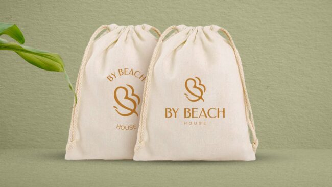 Manual de identidade visual da By Beach House, aplicação da marca em saquinhos de tecido, por Unpack Design