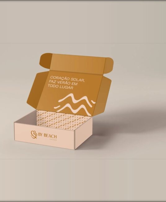 Embalagem com a identidade visual da By Beach House, por Unpack Design