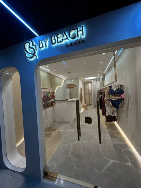 By Beach House, Galeria Santa Clara 33 – fachada com logo em azul