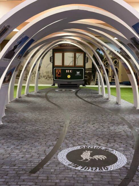 Exposição Campo Grande por Trás das Lentes, West Shopping – túnel de arcos com bonde ao fundo