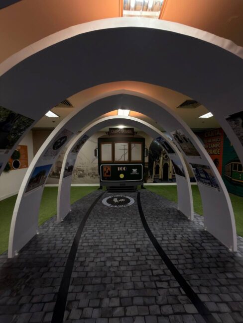 Exposição Campo Grande por Trás das Lentes, West Shopping – arcos e bonde em vista frontal