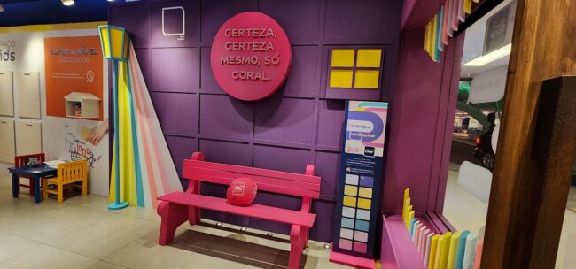 Coral Collab Barbie – banco rosa e parede roxa