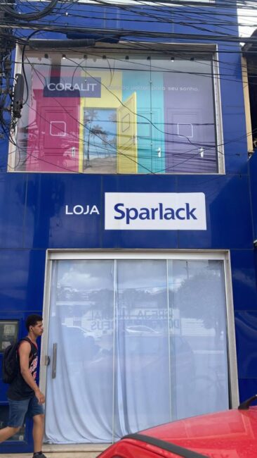Vitrine Sparlack na Casa do Pedreiro, Búzios – sinalização da loja Sparlack