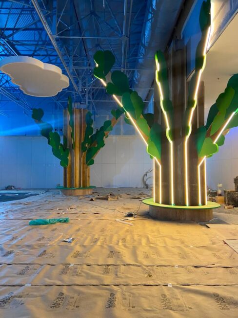 Projeto de Parque Infantil em Shopping: Parque Encantado do Eco Valle Shopping, Eco Valle Shopping, Lorena – Palmeiras cenográficas