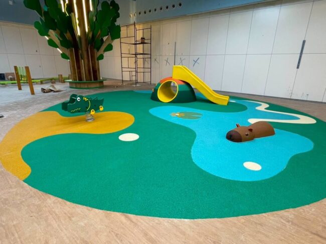 Projeto de Parque Infantil em Shopping: Parque Encantado do Eco Valle Shopping, Eco Valle Shopping, Lorena – Área de brincar com piso colorido