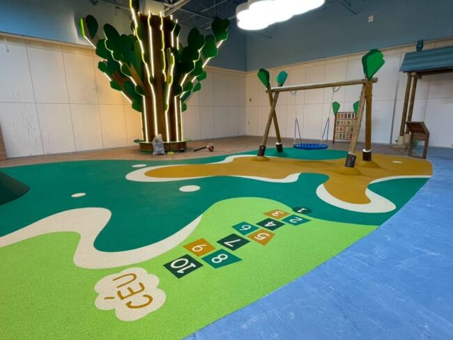 Projeto de Parque Infantil em Shopping: Parque Encantado do Eco Valle Shopping, Eco Valle Shopping, Lorena – Piso temático e árvores
