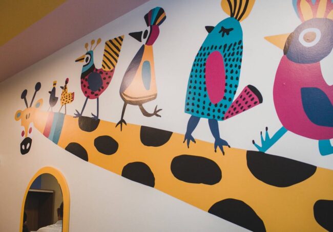 Projeto de consultório de fisioterapia infantil Kids Care – Mural colorido da parede principal