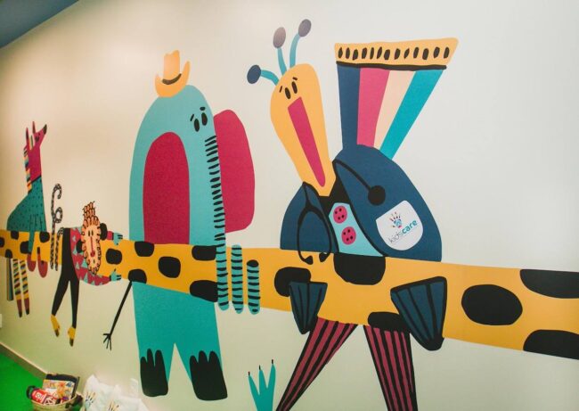 Projeto de consultório de fisioterapia infantil Kids Care – Mural com pássaros